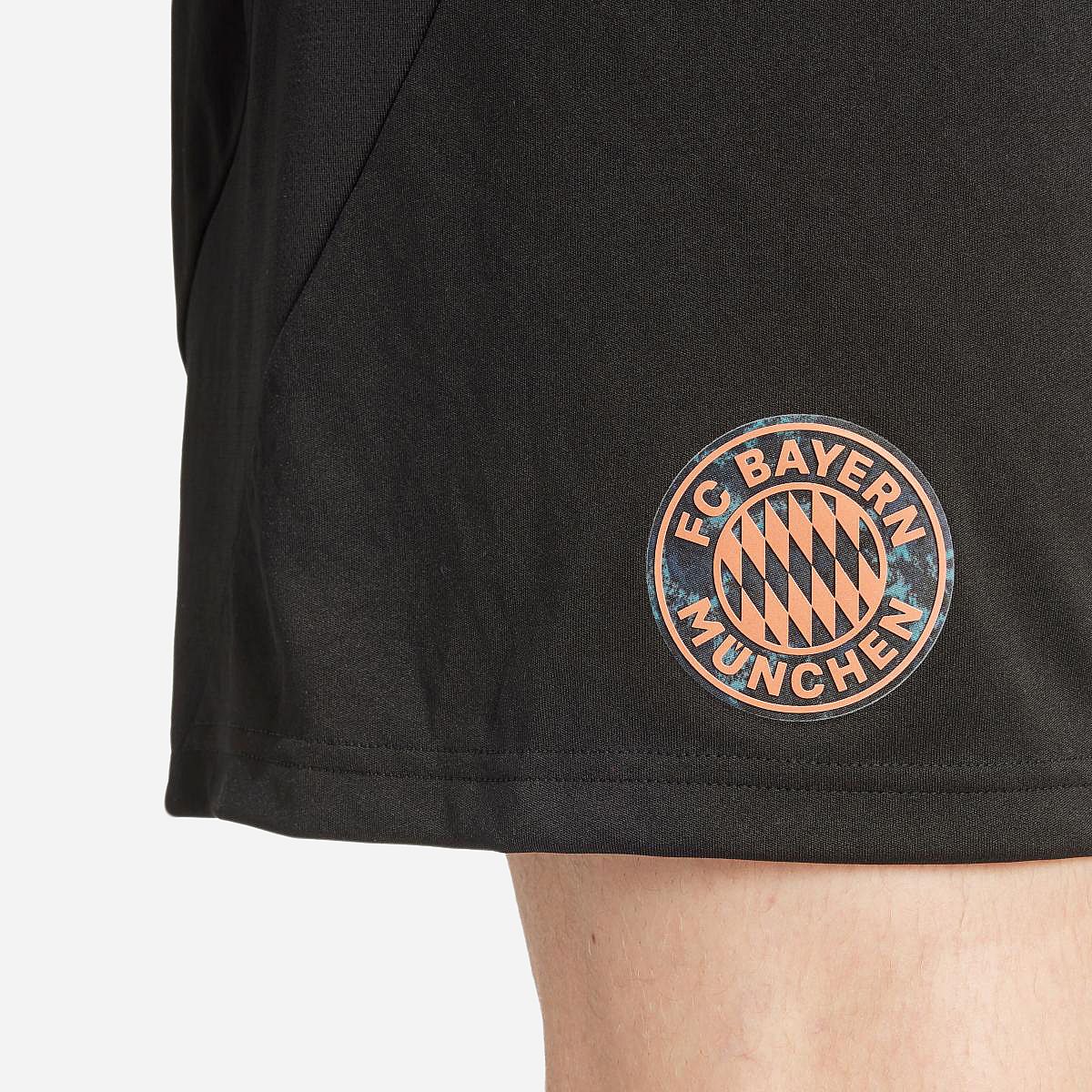 AN312182 FC Bayern München Uitshort 2024/2025 Senior - PRE-ORDER - Levering vanaf 31 juli