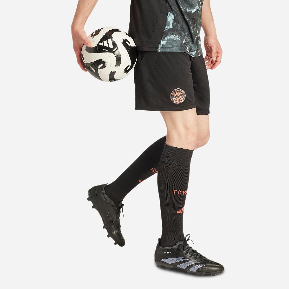 AN312182 FC Bayern München Uitshort 2024/2025 Senior - PRE-ORDER - Levering vanaf 31 juli