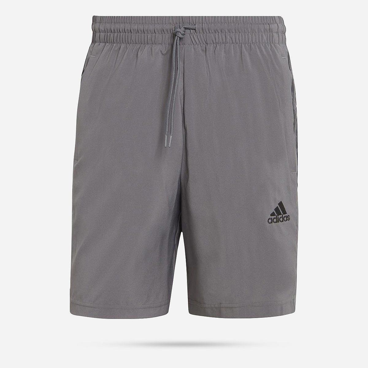 AN314434 Essentials Chelsea 3-Stripes Short Heren